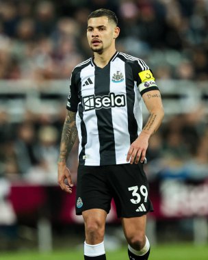 Newcastle United takımından Bruno Guimaraes, Premier League maçı sırasında St.James 's Park, Newcastle, 2 Nisan 2025' te Newcastle United ile Brentford maçına bakıyor.