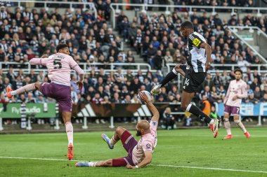 Newcastle United 'tan Alexander Isak, Premier League maçı Newcastle United' ın 2 Nisan 2025 'te St. James' s Park, Newcastle 'da Brentford' a karşı oynadığı maçta 1-0 öne geçti.