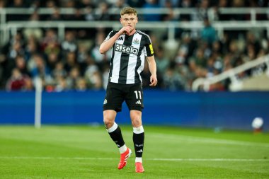 Newcastle United takımından Harvey Barnes, Premier League maçında Newcastle United 'ın Brentford' a karşı St. James 's Park, Newcastle, İngiltere' de 2 Nisan 2025 'de izlemektedir.