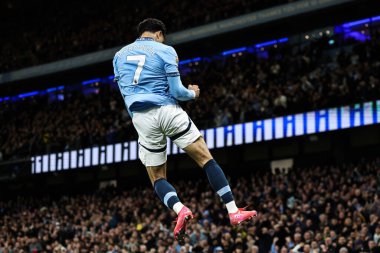 Manchester City 'den Omar Marmoush, Premier League maçında Manchester City ile Leicester City' nin 2 Nisan 2025 'te Etihad Stadyumu' nda karşılaşmasını 2-0 kazanmasını kutluyor.