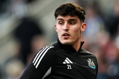 Newcastle United takımından Tino Livramento, Premier League maçından önce ısınıyor. 2 Nisan 2025 'te St. James' s Park, Newcastle 'da Newcastle United' a karşı.