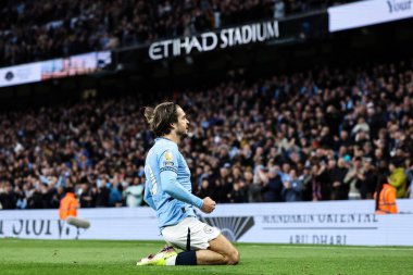Manchester City 'den Jack Grealish, Premier League maçında Manchester City ile Leicester City maçında 2 Nisan 2025' te Etihad Stadyumu 'nda 1-0 kazanma golünü kutluyor.