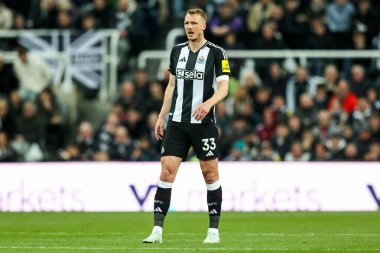 Newcastle United takımından Dan Burn, 2 Nisan 2025 'te St. James' s Park, Newcastle, İngiltere 'de oynanan Premier League karşılaşmasında tepki gösterdi.