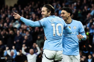 Manchester City 'den Jack Grealish, Premier League maçında Manchester City ile Leicester City maçında 2 Nisan 2025' te Etihad Stadyumu 'nda 1-0 kazanma golünü kutluyor.