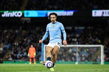 Manchester City 'den Jack Grealish Premier League maçında pas veriyor Manchester City, Manchester Stadyumu' nda Leicester City 'e karşı, 2 Nisan 2025
