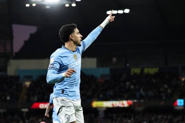 Manchester City 'den Omar Marmoush, Premier League maçında Manchester City ile Leicester City' nin 2 Nisan 2025 'te Etihad Stadyumu' nda karşılaşmasını 2-0 kazanmasını kutluyor.