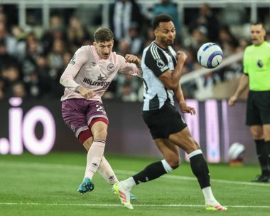 Brentford 'dan Vitaly Janelt Premier Lig karşılaşmasında pas veriyor. Newcastle United, St. James' s Park, Newcastle, 2 Nisan 2025 'te Brentford' a karşı.