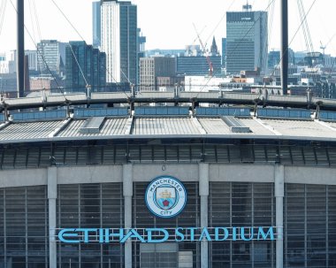 Etihad Stadyumu 'nun ve Manchester City' nin Premier League maçı sırasında Manchester City ile Leicester City 'nin Etihad Stadyumu' nda 2 Nisan 2025 'de karşı karşıya geldiği gökdelenlerin görüntüsü.
