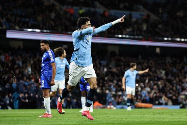 Manchester City 'den Omar Marmoush, Premier League maçında Manchester City ile Leicester City' nin 2 Nisan 2025 'te Etihad Stadyumu' nda karşılaşmasını 2-0 kazanmasını kutluyor.