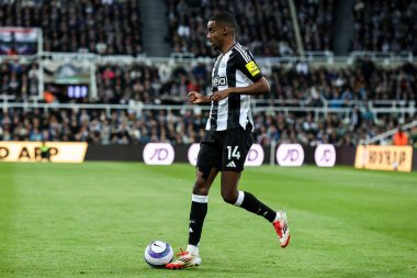 Newcastle United takımından Alexander Isak, Premier League maçında Newcastle United 'ın Brentford' a karşı St. James 's Park, Newcastle, İngiltere' de 2 Nisan 2025 'de oynadığı maçta topla koşuyor.