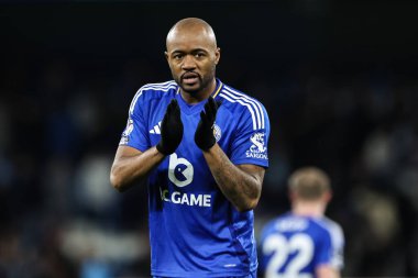 Leicester City 'den Jordan Ayew, Premier League maçında Manchester City ile Leicester City' nin 2 Nisan 2025 'te Etihad Stadyumu' nda karşılaşmasını alkışlıyor.