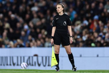 Premier Lig maçında yardımcı hakem Natalie Aspinall Manchester City - Leicester City maçı sırasında Etihad Stadyumu, Manchester, İngiltere, 2 Nisan 2025