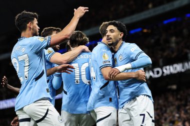 Manchester City 'den Omar Marmoush, Premier League maçında Manchester City ile Leicester City' nin 2 Nisan 2025 'te Etihad Stadyumu' nda karşılaşmasını 2-0 kazanmasını kutluyor.
