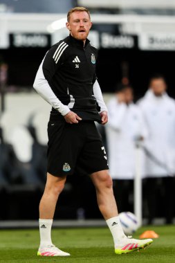 Newcastle United takımından Sean Longstaff, Premier League maçından önce ısınıyor. Newcastle United, St. James 's Park, Newcastle, 2 Nisan 2025' te Brentford 'a karşı.