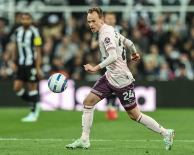 Brentford 'dan Mikkel Damsgaard, Premier League maçı Newcastle United' ın 2 Nisan 2025 'te St. James' s Park, Newcastle 'da Brentford' a karşı oynadığı maçta topa vuruyor.