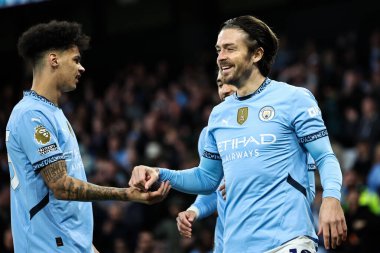 Manchester City 'den Jack Grealish, Premier League maçında Manchester City ile Leicester City maçında 2 Nisan 2025' te Etihad Stadyumu 'nda 1-0 kazanma golünü kutluyor.