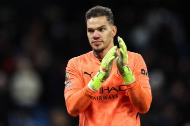 Manchester City 'den Ederson, Premier League maçından sonra taraftarlarını alkışlıyor Manchester City ile Leicester City arasında 2 Nisan 2025 tarihinde Etihad Stadyumu' nda oynanan karşılaşma sonrasında.