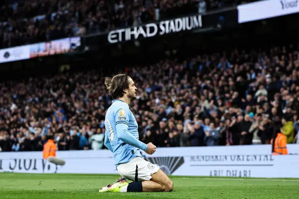 Manchester City 'den Jack Grealish, Premier League maçında Manchester City ile Leicester City maçında 2 Nisan 2025' te Etihad Stadyumu 'nda 1-0 kazanma golünü kutluyor.