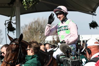 Bay Patrick W Mullins 'in bindiği Galyalı Savaşçı Brooklands Golden Miller Chronograph Bowl Chase' in Randox Grand National 2025 Gün Açılış Günü Aintree Yarışı, Liverpool, İngiltere