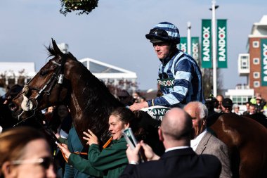 Huw Edwards 'ın sürdüğü Gracchus De Balme Randox Foxhunter' s Open Hunters 'Chase' in 3 Nisan 2025 'te Aintree Yarış Pisti, Liverpool, İngiltere' de düzenlenen 1.
