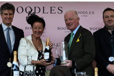 Willie Mullins, Aintree Yarış Pisti, Liverpool, Birleşik Krallık, 3 Nisan 2025 'te Randox Grand National 2025 Açılış Günü' nde Boodles Yıldönümü 4-Y-O Gençlik Engeli 'ni kazandıktan sonra ödül kazandı.