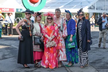 Yarışçılar 3 Nisan 2025 'te Aintree Yarış Pisti, Liverpool' a Randox Grand National 2025 Açılış Günü 'nde geldiler.