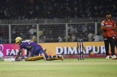 Kolkata Şövalyeleri 'nden Angkrish Raghuvanshi, Hindistan' ın başkenti Kolkata 'da 3 Nisan 2025' te oynanan Kolkata Knight Riders ve Sunrisers Hyderabad arasında oynanan Hindistan Premier Ligi kriket maçında kırışıklıklara ulaşmak için dalıyor..