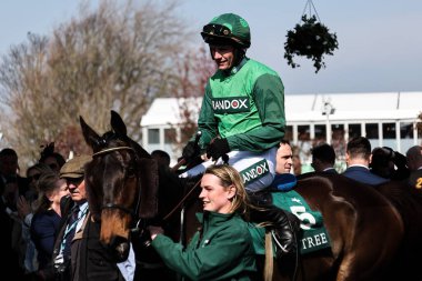 Paul Townend 'in sürdüğü Impaire et Passe, 3 Nisan 2025' te Aintree Yarış Pisti 'nde Aintree Grand National 2025 Gün Açılış Günü' nde EBC Grup Manifestosu Adayları Kovalamacası 'nı kazandıktan sonra kazananlar listesine girdi.
