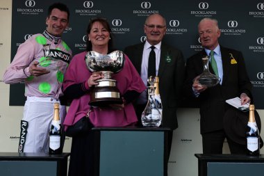Jokey Patrick Mullins, Sporcu Susannah Ricci ve antrenör Willie Mullins, Aintree Yarış Pisti, Liverpool 'da düzenlenen Randox Grand 2025 Ulusal Açılış Günü' nde Altın Miller Kronograf Bowl Chase 'den sonra ödül kazandılar.