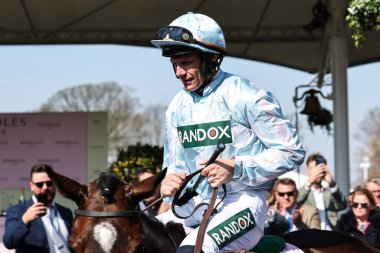 Paul Townend 'in bindiği Murcia, 3 Nisan 2025' te Aintree Yarış Pisti, Liverpool, Birleşik Krallık 'ta düzenlenen Randox Grand 2025 Açılış Günü sırasında Boodles Yıldönümü 4-Y-O Juvenile Engeli' nin ardından kazananlar bölümüne gidiyor.