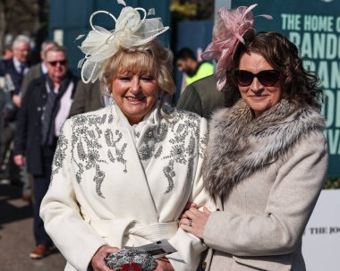 Yarışçılar ilk gün Randox Grand National 2025 1. Açılış Günü 'nde Aintree Yarış Pisti, Liverpool, İngiltere, 3 Nisan 2025' te geldiler.