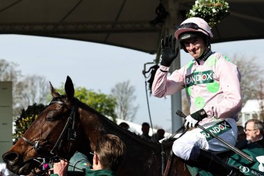 Bay Patrick W Mullins 'in bindiği Galyalı Savaşçı, 3 Nisan 2025 tarihinde Aintree Yarış Pisti, İngiltere, Liverpool' da düzenlenen Randox Grand 2025 Açılış Günü 'nde Brooklands Altın Miller Kronograf Bowl Chase' in ardından kazananların bulunduğu bölgeye gidiyor.