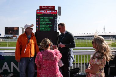 Bahisçiler 3 Nisan 2025 'te Aintree Yarış Pisti' nde düzenlenen Randox Grand National 2025 Açılış Günü 'nde bahis oynuyorlar.