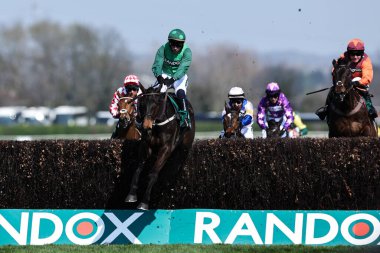 Paul Townend 'in sürdüğü Impaire et Passe, 3 Nisan 2025' te Aintree Yarış Pisti 'nde Randox Grand National 2025 1. Açılış Günü' nde son çiti geçiyor.
