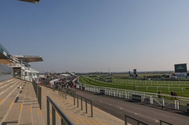 Aintree Yarış Pisti 'nin 3 Nisan 2025' te Aintree Yarış Pisti 'nde düzenlenen Randox Grand National 2025 1. Açılış Günü' ndeki genel manzarası