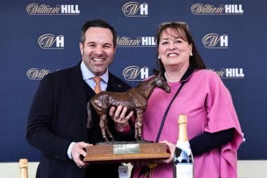 Sahibi Susannah Ricci, 3 Nisan 2025 'te Aintree Yarış Pisti' nde düzenlenen Randox Grand National 2025 Açılış Günü 'nde William Hill Aintree Engelini' ni kazandıktan sonra bir kupa ile ödüllendirdi.