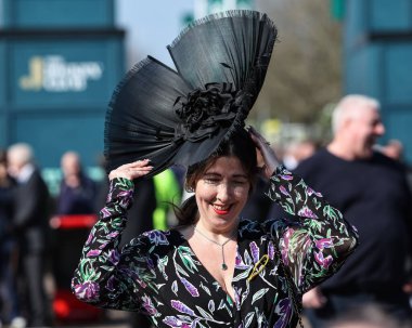 Yarışçılar 3 Nisan 2025 'te Aintree Yarış Pisti, Liverpool' a Randox Grand National 2025 Açılış Günü 'nde geldiler.