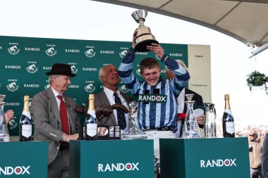 Huw Edwards, Randox Foxhunter 's Open Hunters' Chase 'in 3 Nisan 2025' te Aintree Yarış Pisti, Liverpool, Birleşik Krallık 'ta düzenlenen Randox Grand National 2025 Gün Açılış Günü' nde kazandığı ödülle kazandı.