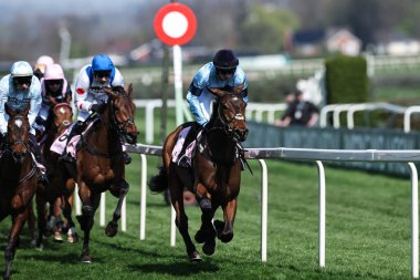 Harry Cobden 'ın sürdüğü Aviemore, 3 Nisan 2025' te Aintree Yarış Pisti 'nde düzenlenen Randox Grand National 2025 1. Açılış Günü' nde ilk tura çıktı.