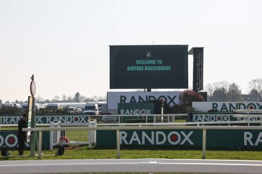 Aintree Yarış Pisti 'ne hoş geldiniz. 3 Nisan 2025' te İngiltere 'nin Liverpool şehrinde düzenlenen Randox Grand National 2025 1. Açılış Günü' nde büyük LCD ekranda gösterilmektedir.