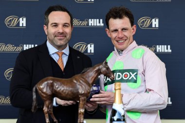 Jokey Paul Townend, 3 Nisan 2025 'te Aintree Yarış Pisti' nde düzenlenen Randox Grand National 2025 Açılış Günü 'nde William Hill Aintree Engelli' nin ardından kupayı kazandı.