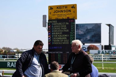 Bahisçiler 3 Nisan 2025 'te Aintree Yarış Pisti' nde düzenlenen Randox Grand National 2025 Açılış Günü 'nde bahis oynuyorlar.