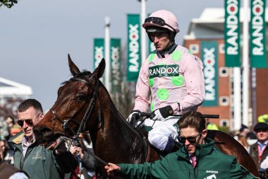 Bay Patrick W Mullins 'in bindiği Galyalı Savaşçı Brooklands Golden Miller Chronograph Bowl Chase' in Randox Grand National 2025 Gün Açılış Günü Aintree Yarışı, Liverpool, İngiltere