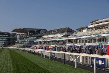 Aintree Yarış Pisti 'nin 3 Nisan 2025' te Aintree Yarış Pisti 'nde düzenlenen Randox Grand National 2025 1. Açılış Günü' ndeki genel manzarası