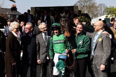 Aintree Yarış Pisti 'nde Randox Grand National 2025 Gün Açılış Günü' nde EBC Grup Manifestosu Adayları Kovalamacası 'nı kazandıktan sonra Paul Townend tarafından yarışın galibi ilan edildi.