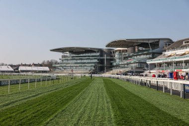 Aintree Yarış Pisti 'nin 3 Nisan 2025' te Aintree Yarış Pisti 'nde düzenlenen Randox Grand National 2025 1. Açılış Günü' ndeki genel manzarası