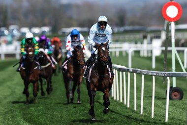 Paul Townend 'in bindiği Murcia, 3 Nisan 2025' te Aintree Yarış Pisti, Liverpool 'da düzenlenen Randox Grand National 2025 Açılış Günü' nde Boodles Yıldönümü 4-Y-O Juvenile Engelini kazandı.