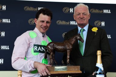 Jokey Paul Townend ve antrenör Willie Mullins 3 Nisan 2025 'te Aintree Yarış Pisti' nde düzenlenen Randox Grand National 2025 Açılış Günü 'nde William Hill Aintree Engeli' nden sonra ödül kazandılar.