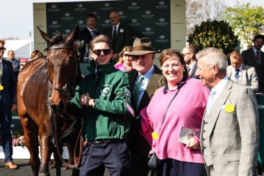 Galyalı Savaşçı, Bay Patrick W. Mullins ve antrenör Willie Mullins tarafından Brooklands Altın Miller Kronograf Bowl Kovalamacası 'nın ardından Aintree Yarış Pisti, Liverpool' da düzenlenen Randox Grand National 2025 Açılış Günü 'nde yarışmayı kazandı.