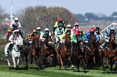 Randox Tilki Avcıları 'nın Açık Avcı Kovalamacası' ndaki ilk çiti, Aintree Yarış Pisti 'nde 3 Nisan 2025 tarihli Randox Grand National 2025 1. Açılış Günü sırasında geçtiler.